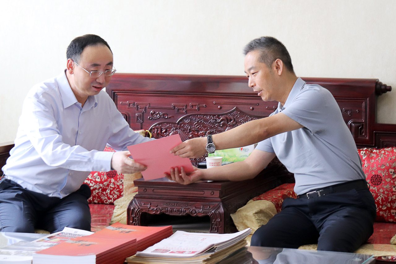 中原区区委常委、常务副区长刘斌一行莅临新蒲建设集团走访调研，并送来感谢信
